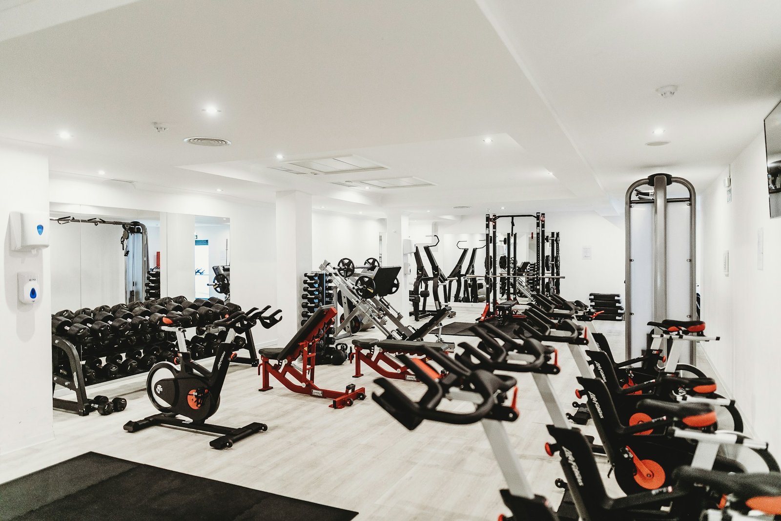 Fitnessgeräte in einem modernen Trainingsraum – Symbolbild